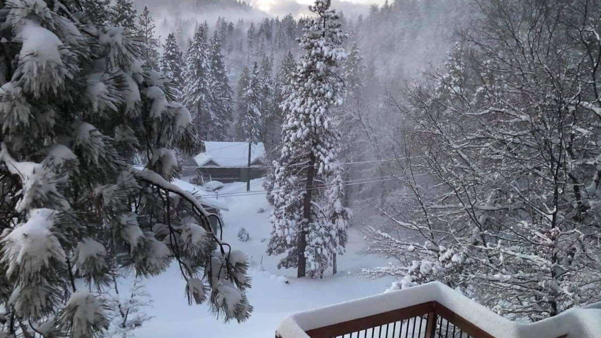 Arrowbear Lake Cabin | True Log Cabin, located 4 miles from Snow Valley, with an Awesome wooden Deck.