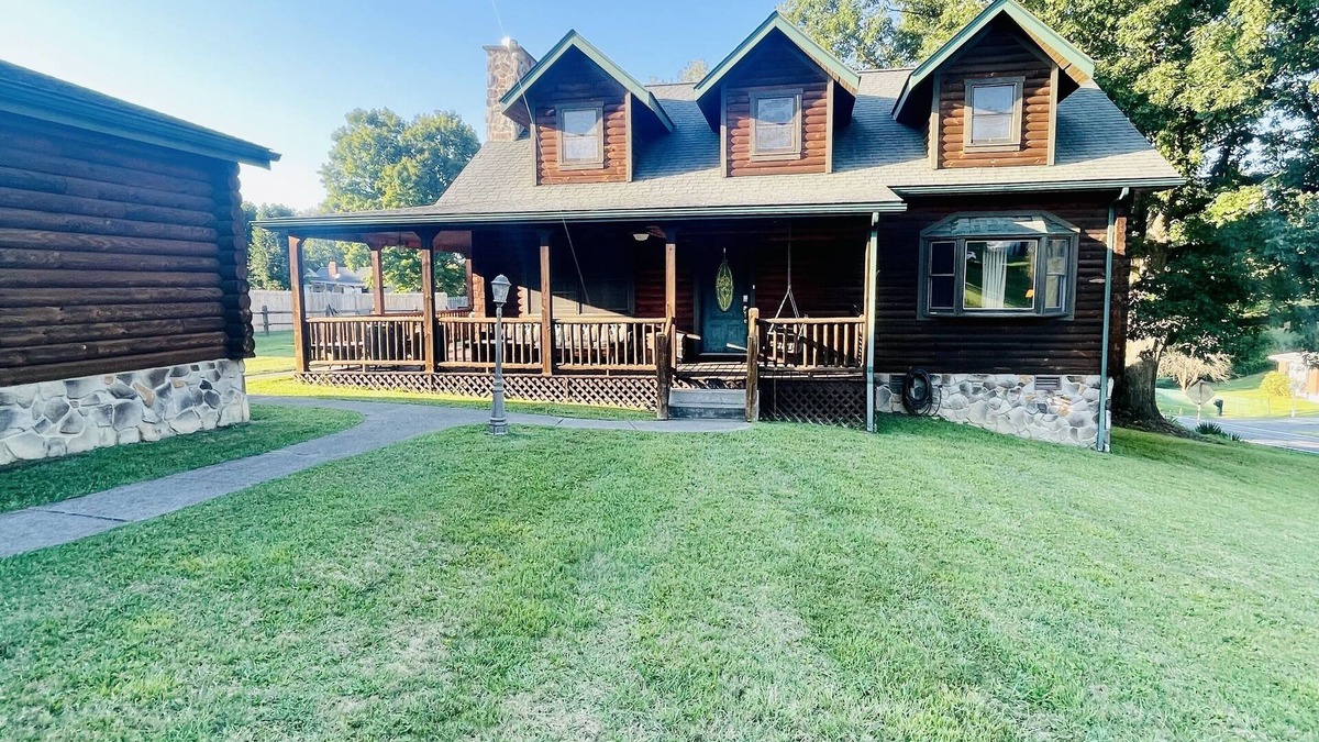 Fayetteville Cabin | True log home, small town vibe