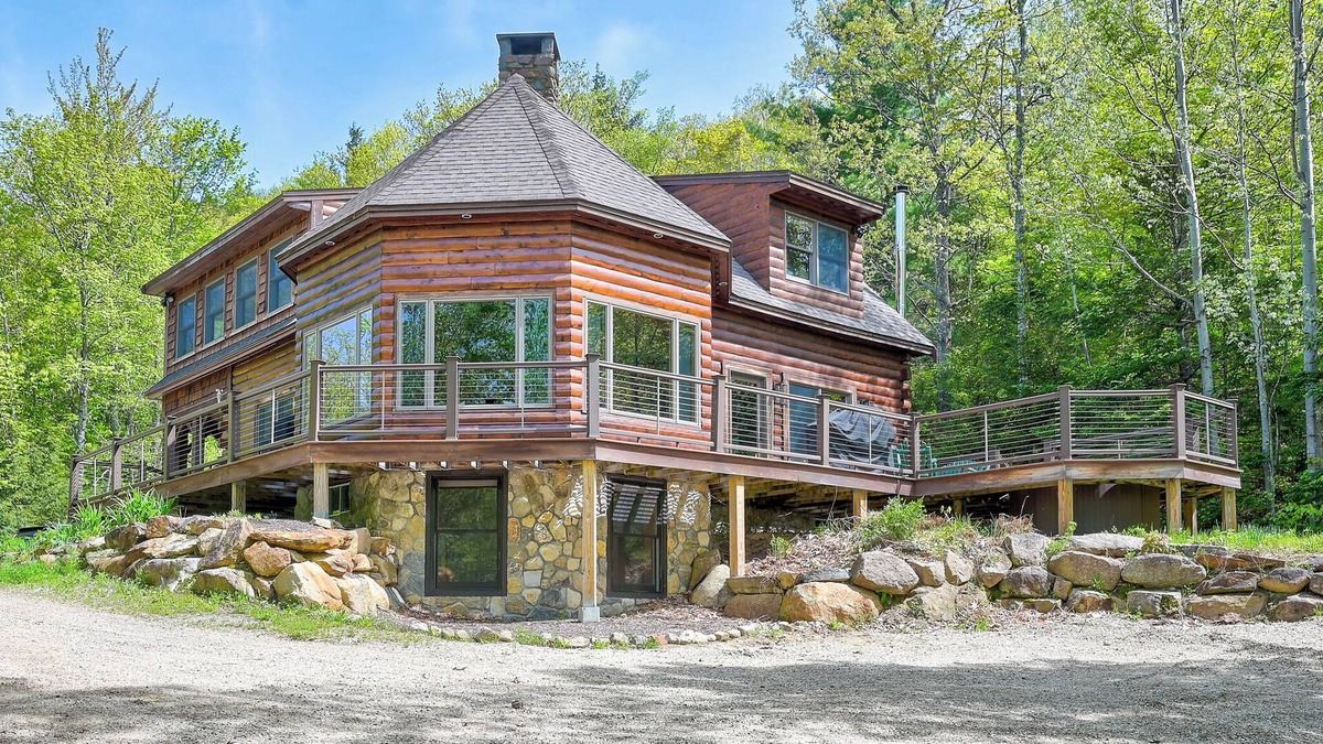 Jackson House | True Privacy in this updated Log Home close to everything to do in the MWV!