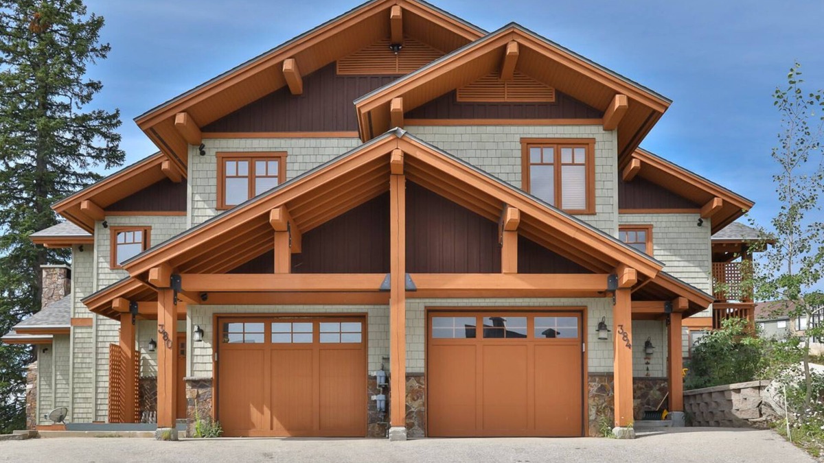 Big White Ski Resort Ski Chalet | True Ski In/Ski Out at Luxury Chalet-Walk to Village! Ski to and from the door!