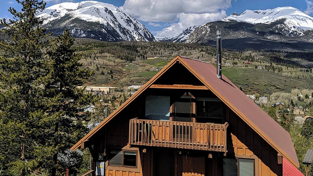 Silverthorne House | Truly adventurous? Cozy cabin vibes with town & trails just minutes away!