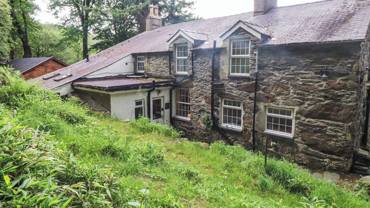 Beddgelert Cottage | TRYFAN COTTAGE, pet friendly, with open fire in Nant Gwynant