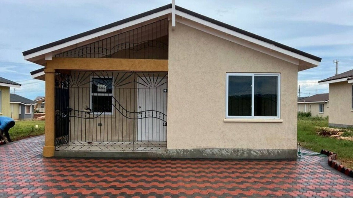 Spring Village House | Ts Staycation - a charming 2-bedroom house with WiFi, AC in Spanish Town