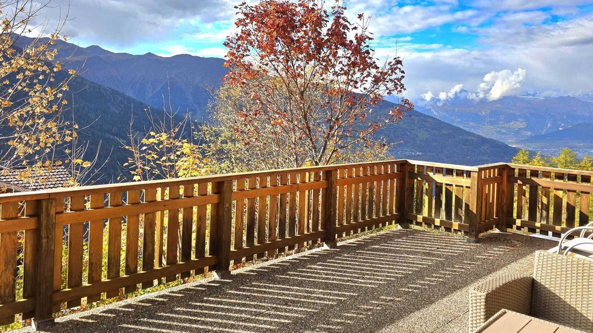 Saint-Martin Apartment | Tsandelanne" family accommodation Val d'Hérens. Panoramic terrace and sun!