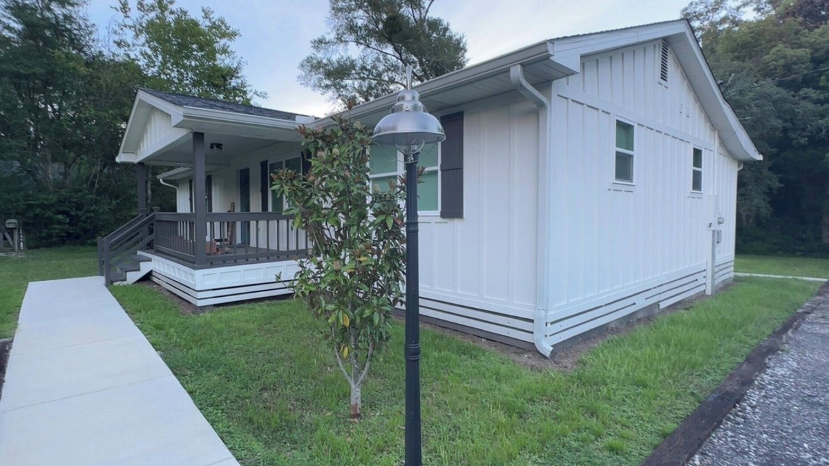 Elberta House | tTree Line Escape 20 Mins to Beaches Cozy + Spacious