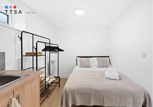 Woodside House | TTSA - Studio - Sleeps 4 - Norwood Junction - A1