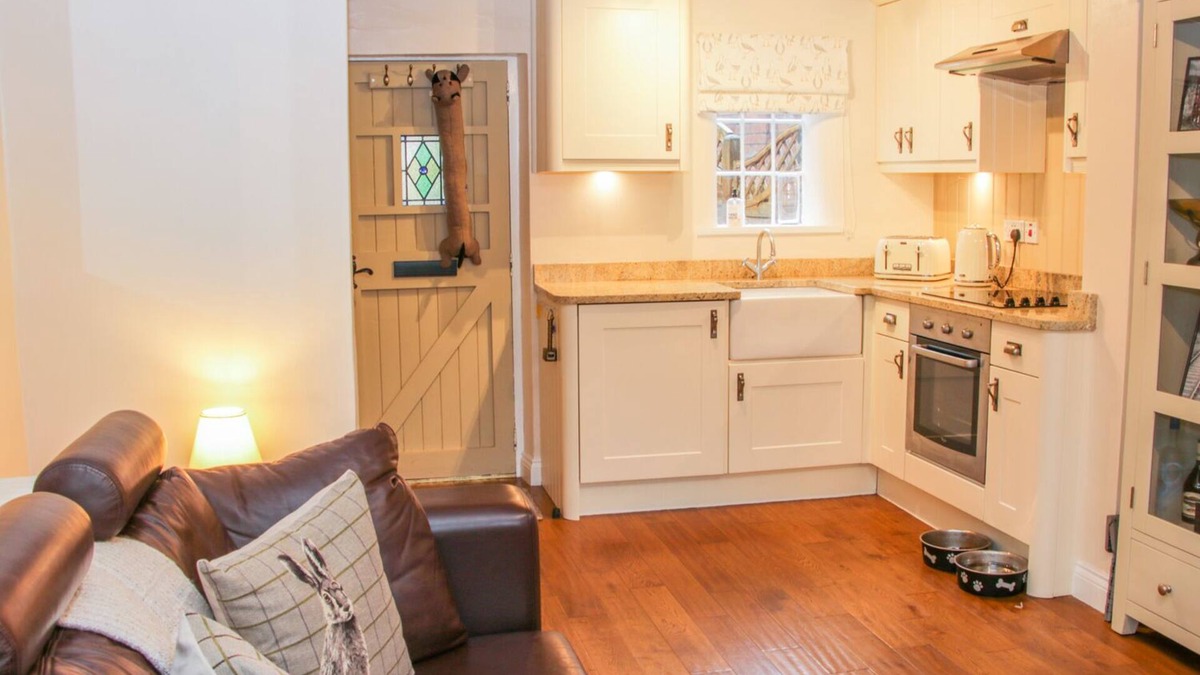 Jackfield Cottage | TUB BOAT COTTAGE, pet friendly, character holiday cottage in Coalport