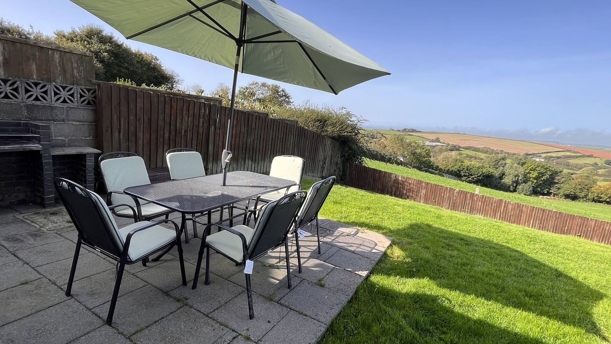 Malborough House | Tubbs Delight Family and dog friendly Bungalow With Hot Tub and Countryside View