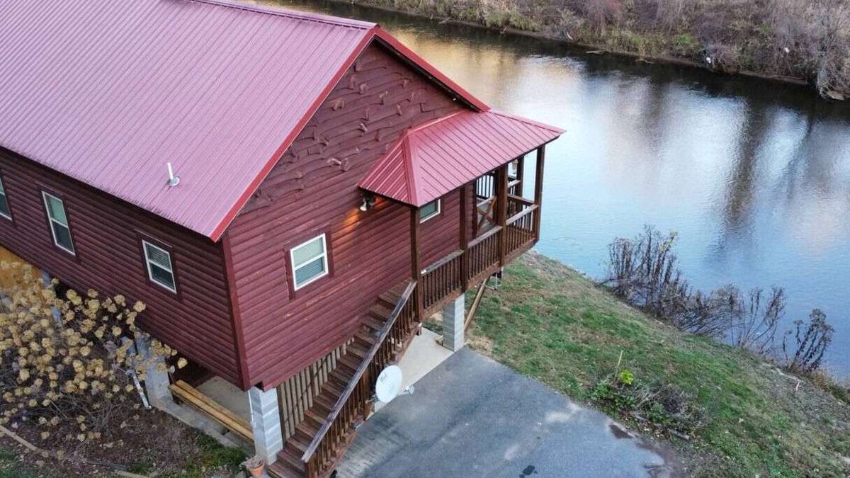 Sylva Cabin | “Tuck’ed Away” Riverside near WCU & Sylva