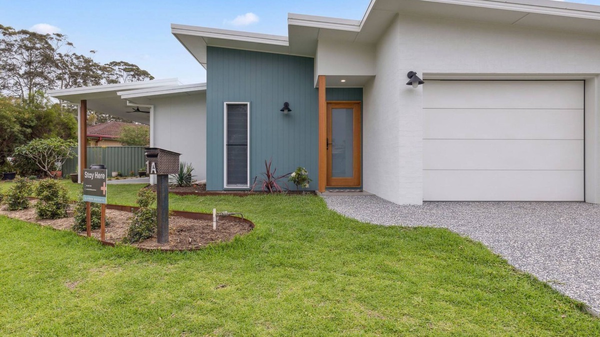Woolgoolga House | Tucked away but central to shops, restaurants, cafes, pub, clubs, is our modern contemporary house.