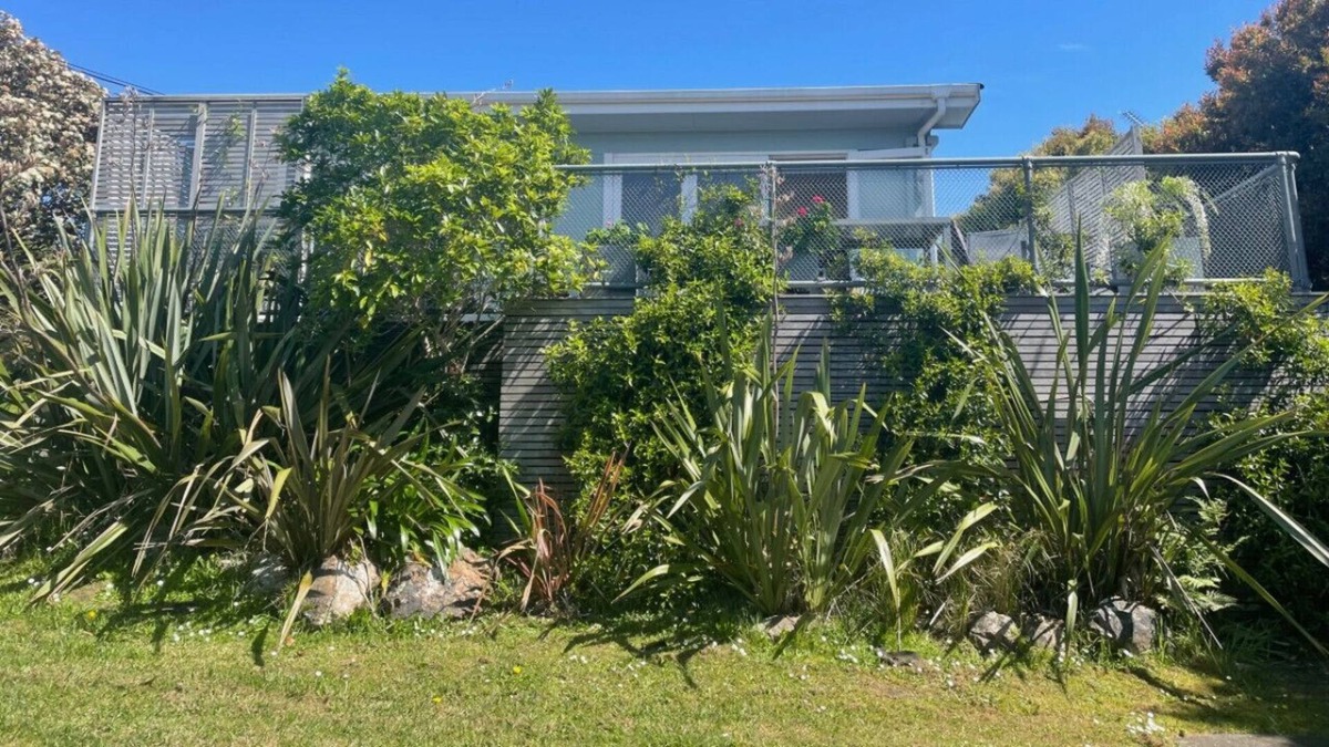 Oneroa House | Tucked away from the downtown core and centrally located for your convenience