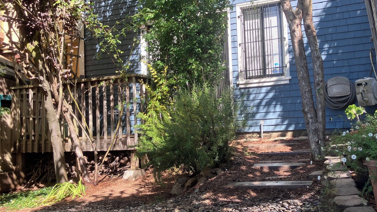 Nob Hill Apartment | Tucked away garden-facing studio with sundeck on a tree-lined alleyway of stairs
