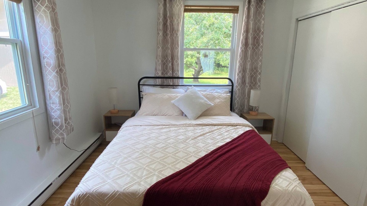 Chester House | Tucked Away Treasure- Cozy 2 bed house, large yard and pets welcome!