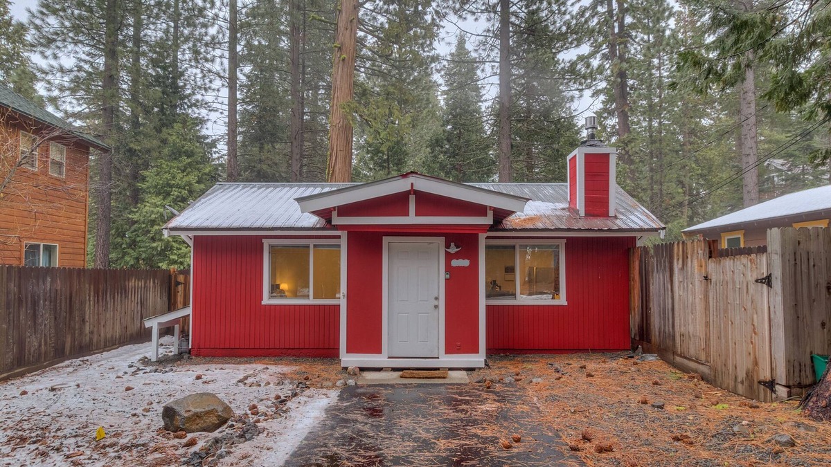 Tahoma Cabin | Tucked Inn - Cozy 1BR 1BA Cabin in Tahoma – Fenced Backyard, Dog Friendly