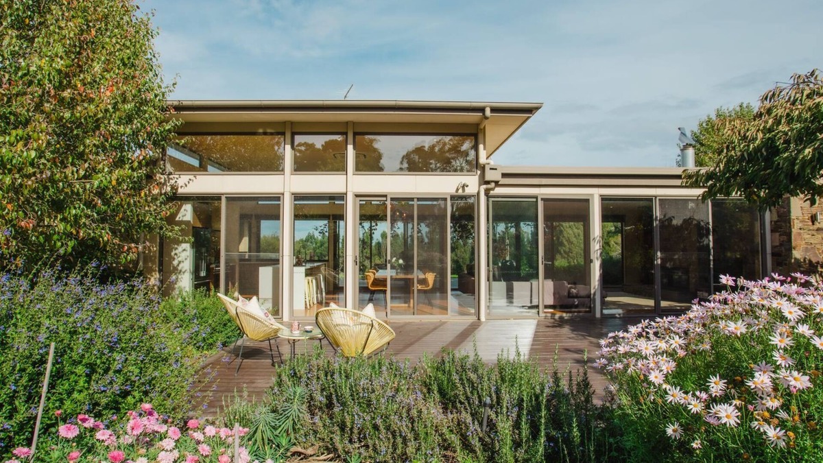 Shoreham House | Tucks Rise Shoreham is nestled amongst the vineyards and olive groves of the enchanting Tucks Road.