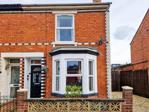 Gloucester House | Tudor Delightful House Central Gloucester By StayStaycations
