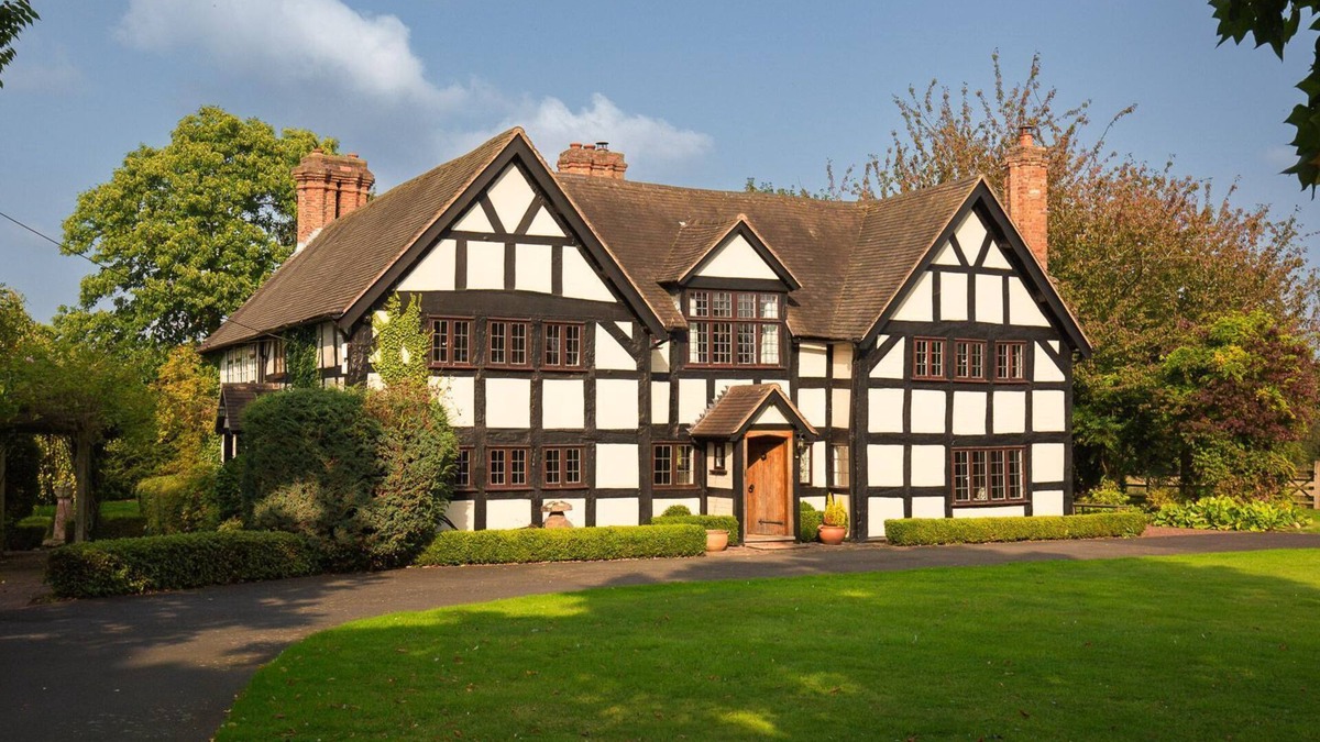 Dunhampton Cottage | Tudor Manor - pet friendly with hot tub near Ombersley