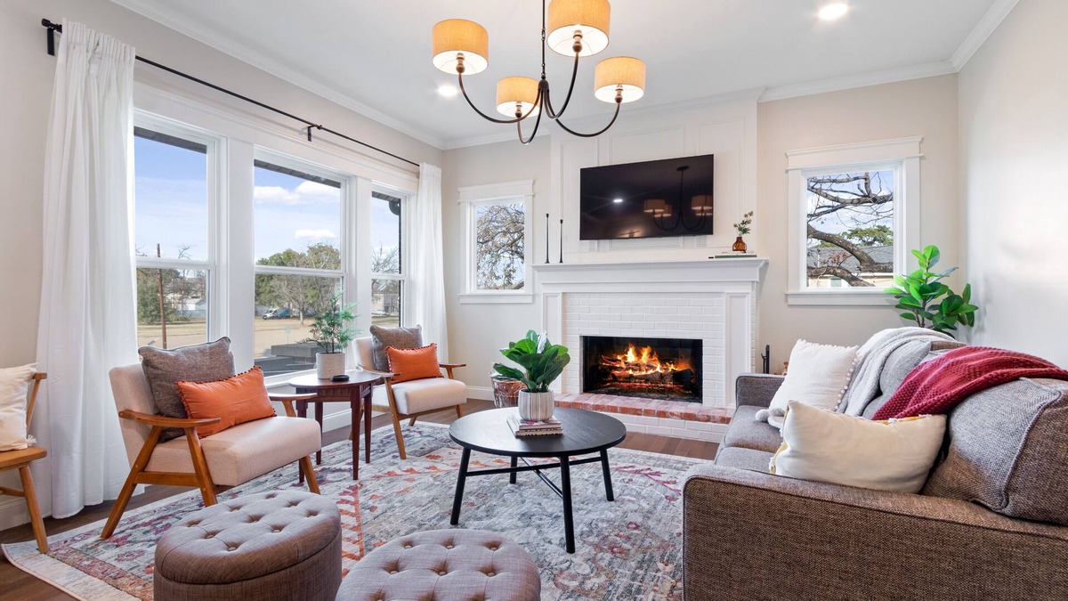 Austin Ave. House | Tudor on Austin Ave - HOT TUB - 5 mins to Silos & McLane Stadium