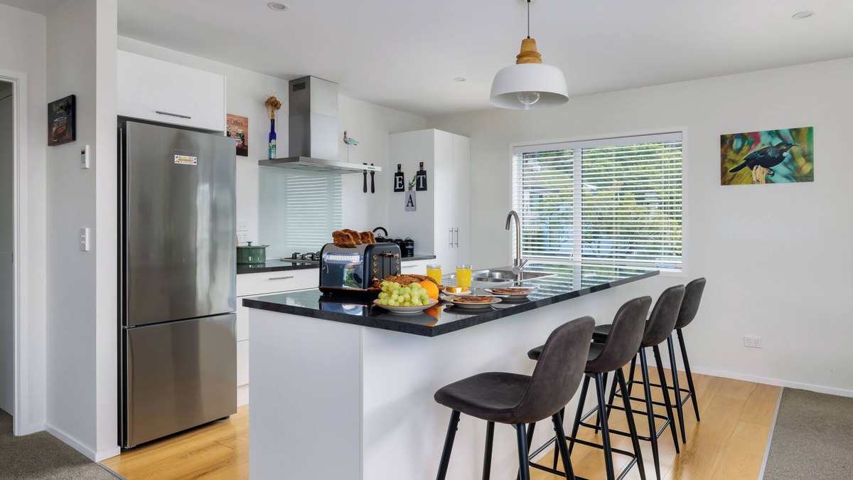 Paihia House | Tui Beach House - Centrally located, 3 min walk to beach, bright house Paihia.