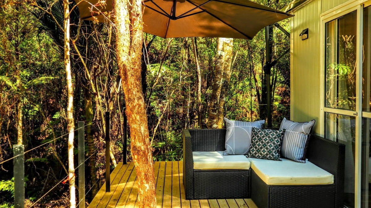 Wainui Cabin | Tui Bush Chalet, bush & golf on the doorstep