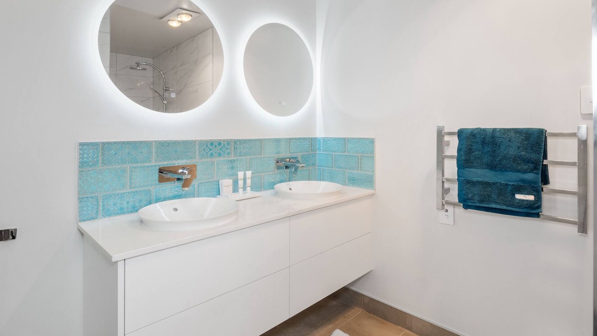 Tanners Point Cabin | Tui Moana Lodge Island view with outdoor bath