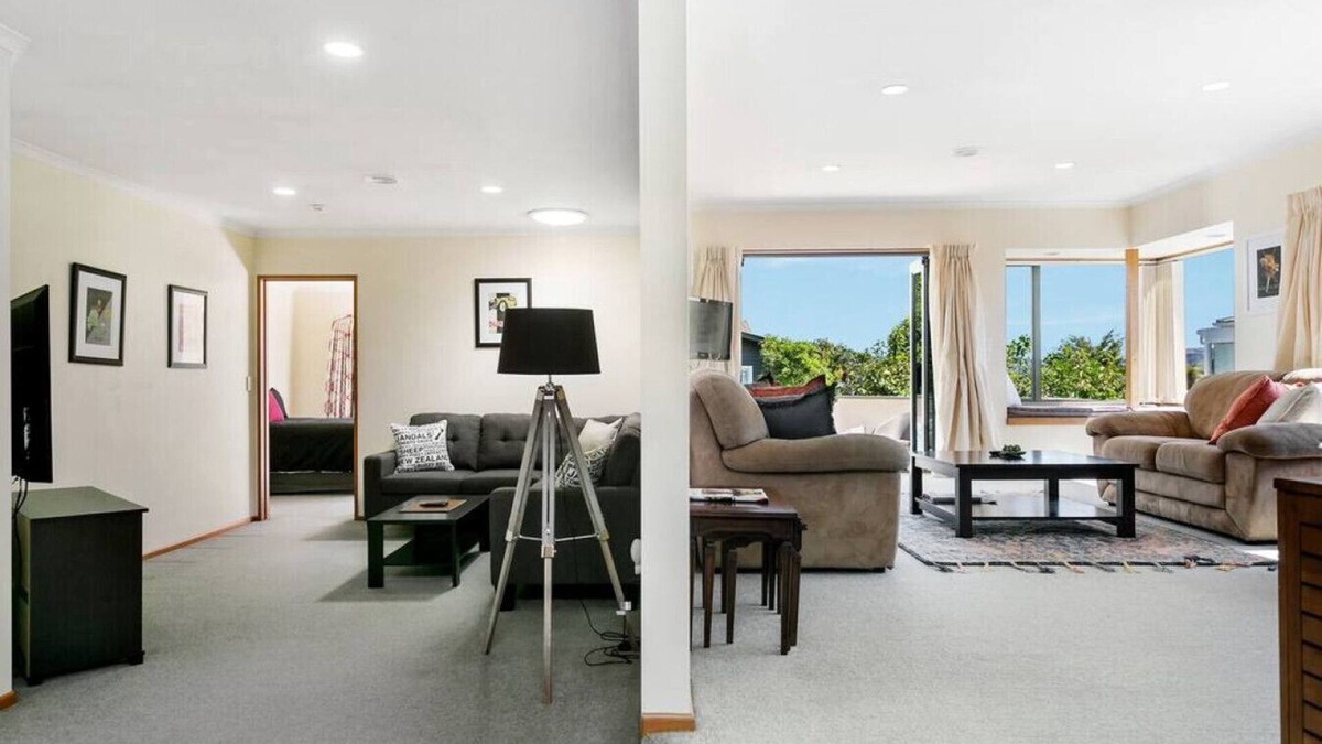 Hilltop House | Tui's place - thoughtfully decorated, spacious and peaceful, with a short walk to town centre