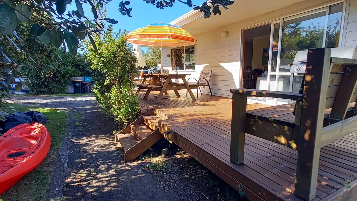 Whangamata House | Tui's Rest Whangamata- DOGS WELCOME, suitable for families