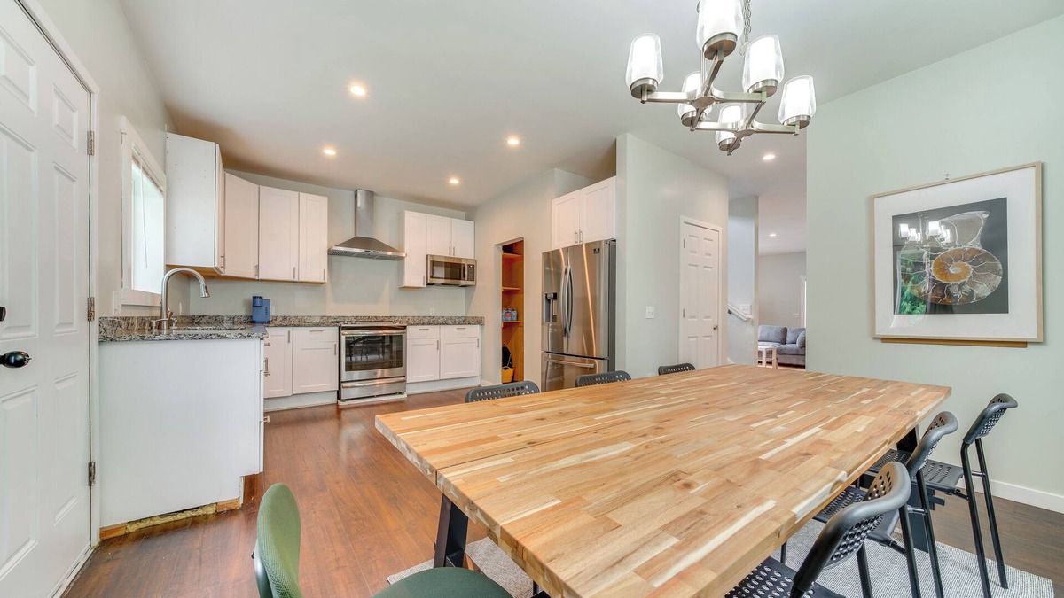 Tukwila House | Tukwila Townhome: 12 Mi to Seattle!