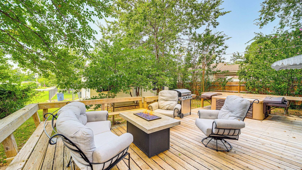 Tulsa Cottage | Tulsa Cottage w/Hot Tub: 4 Mi to Downtown