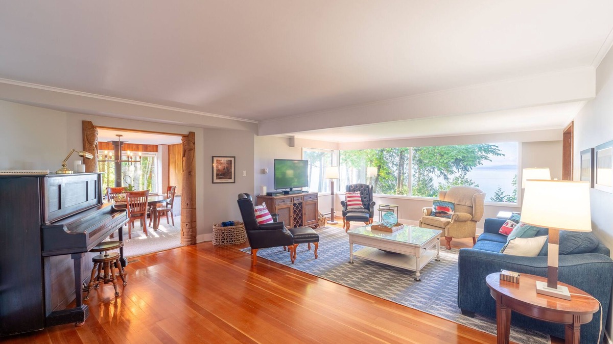 Regional District of Nanaimo Cottage | Tunnel Hill Beachfront Estate - Extended Stay Savings - Booking Fall 2025 now