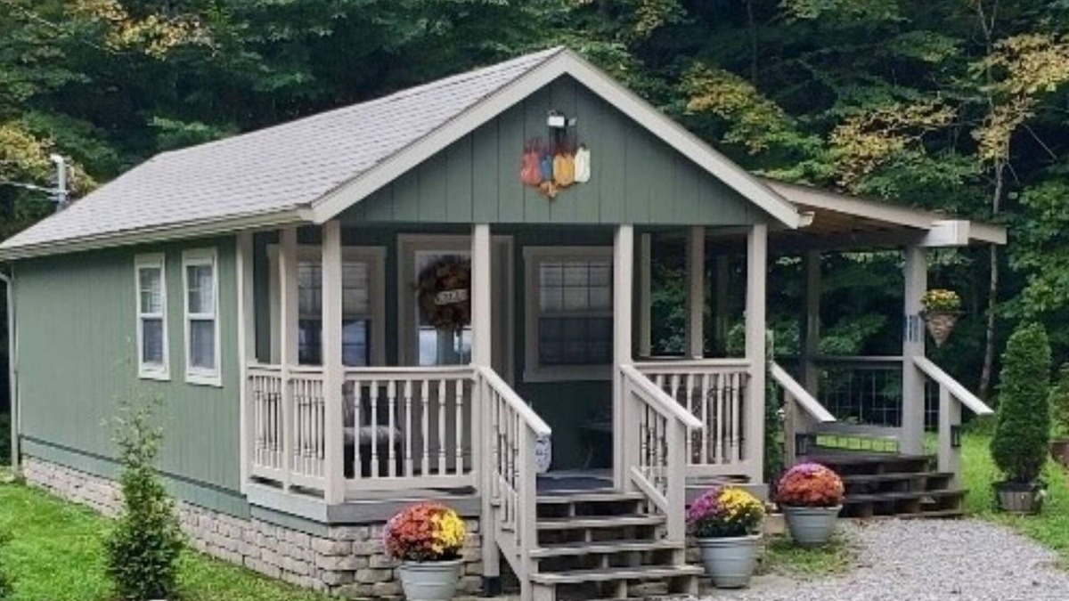 Elkins Cabin | Tunnel Mountain Getaways- Cozy Retreat with Scenic Views!