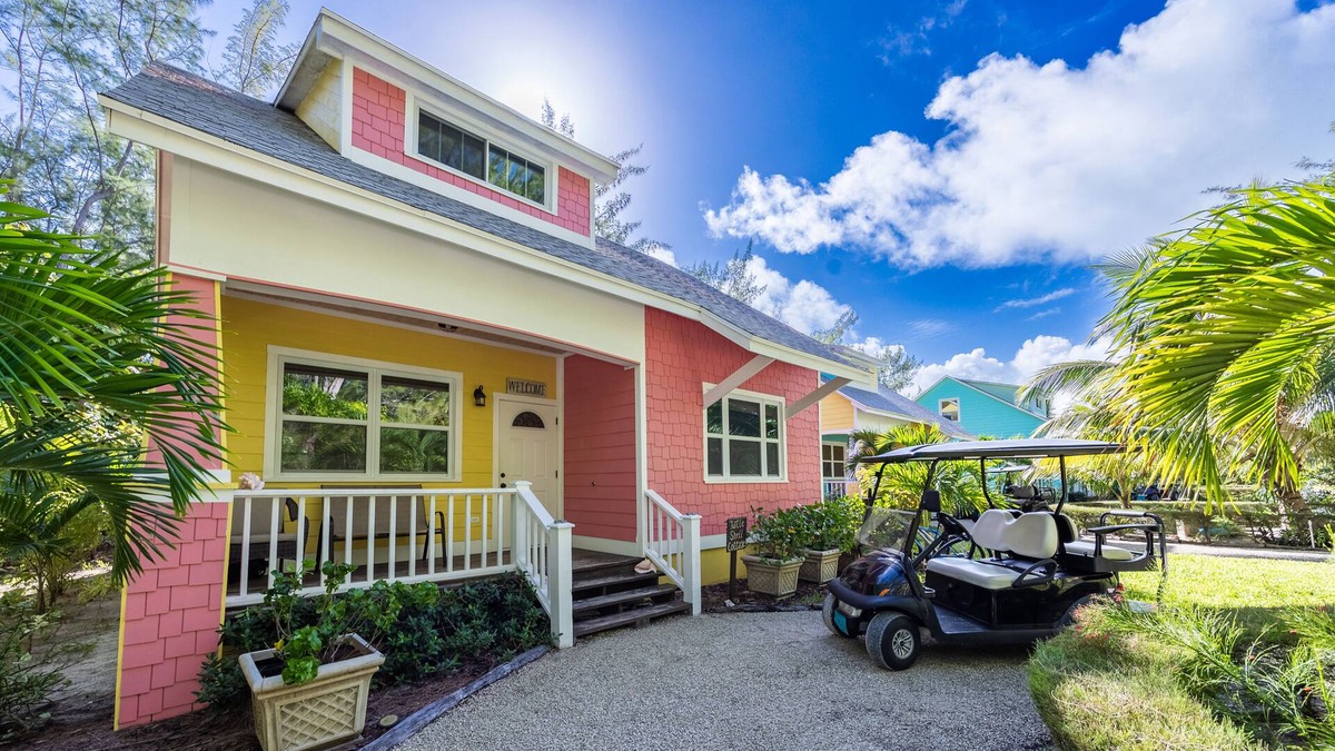 Spanish Wells House | Turtle Shell/Beach/Umbrella/Chairs/Kayak/Free Golf Cart/Quiet Dead End Street