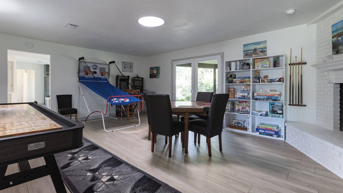 Foley House | Turtle Time Retreat- Game Room, Hot Tub! Close To OWA, Tanger & Hospital!