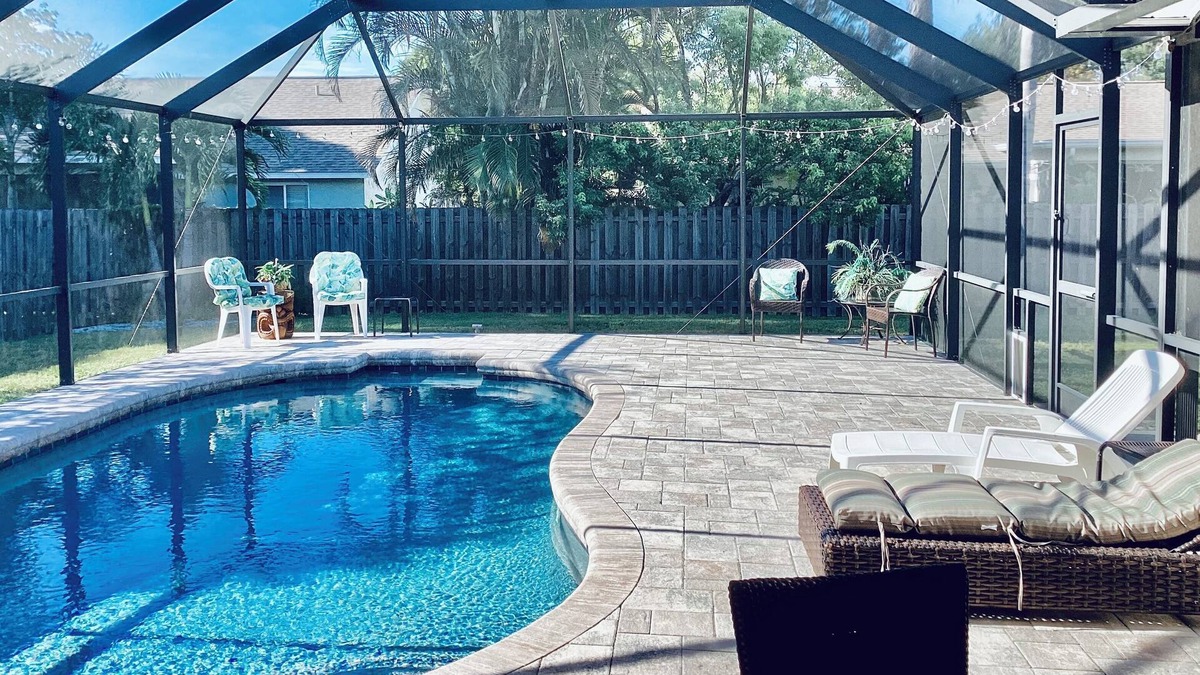 Whitfield House | Turtles By the Bay Comfy Fun Sunny Retreat by the Bay w/Crystal Water, Pool