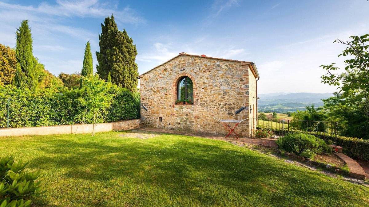 San Macario In Monte Cottage | TUSCAN COTTAGE WITH PRIVATE GARDEN AND PANORAMIC POOL. 1 KM WALK TO THE VILLAGE.