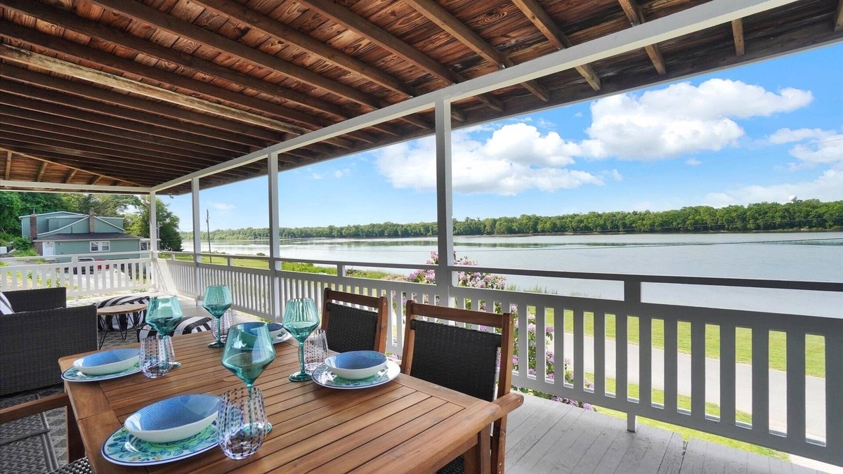Salunga Cottage | Tuscan River Retreat with Scenic River Views
