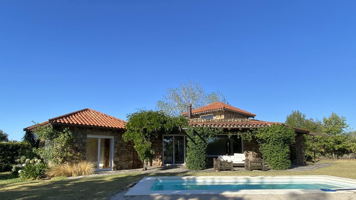 Montevideo Department Villa | TUSCANY STYLED VILLA WITH SWIMMING POOL IN A 18 MEDAL PLAY GOLF COURSE & GARDEN
