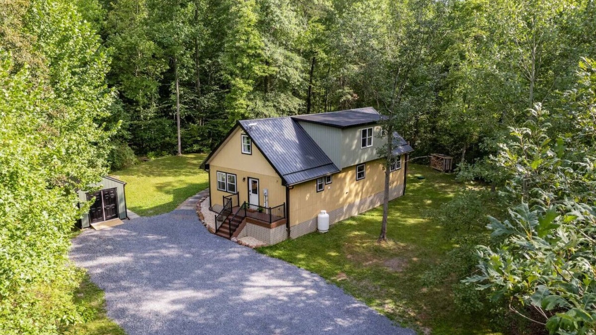 Orbisonia Cabin | Tuscarora Mountain Retreat | Hot Tub, Hiking, Family Cabin
