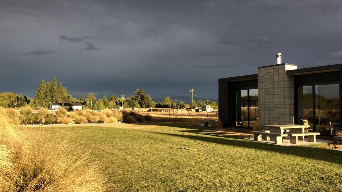 Ben Ohau House | Tussock Fields, Twizel. EPIC mountain views!