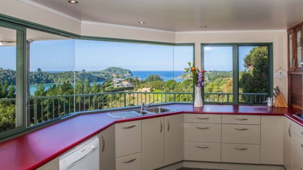 Tutukaka House | Tutukaka Dive Lodge - Holiday Home