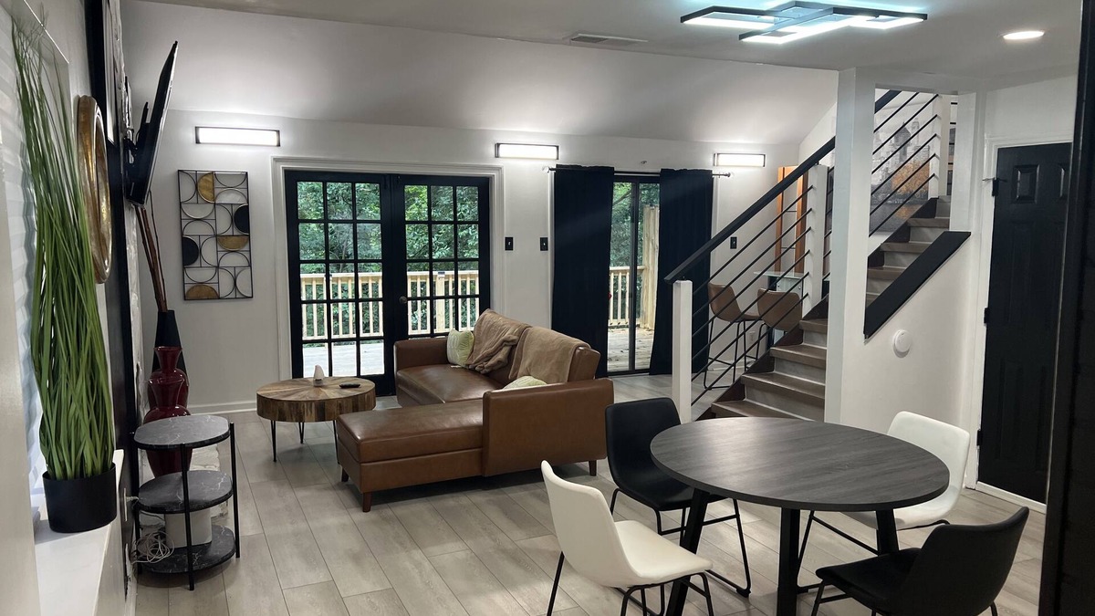 Smyrna House | Tuxedo Touch Modern 2BR Townhouse