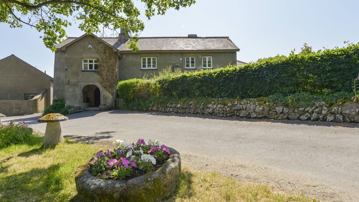 Teigngrace House | TWELVE OAKS FARMHOUSE, pet friendly, with pool in Newton Abbot