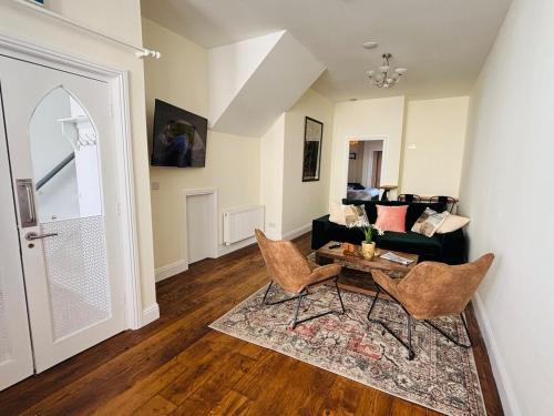 Shantraud House | Twenty 7 - Modern & Spacious Townhouse