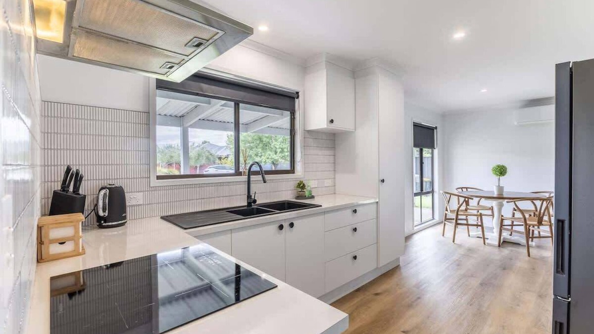 Myrtleford House | Twenty One - Peaceful and Centrally Located