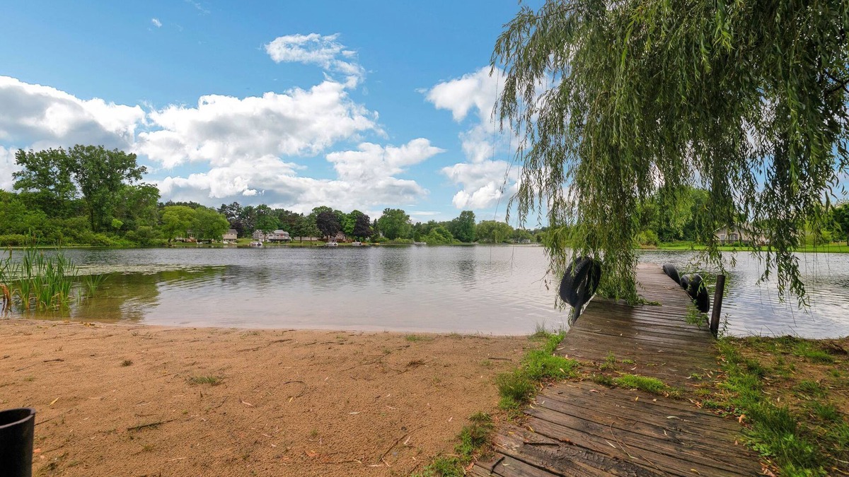 Trufant House | Twilight Cove: A Sandy Retreat – Swim, Kayak, and Soak Up Summer