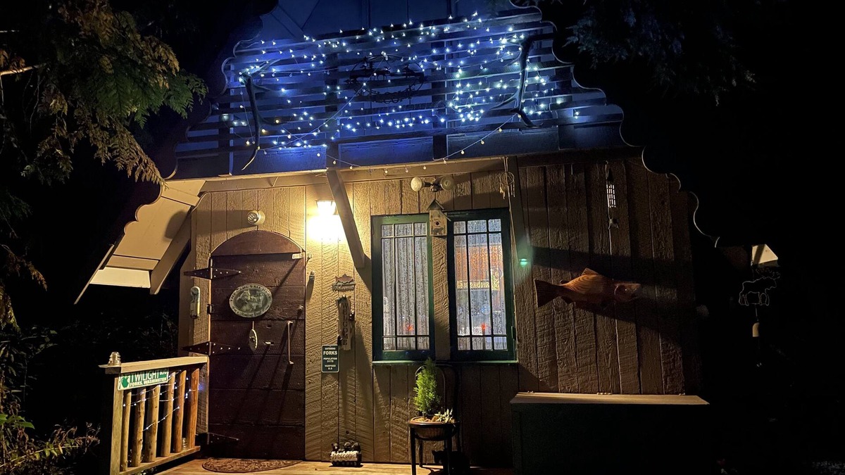Forks Cabin | twilight eclipse cabin,private trail to the creek,fire pit.