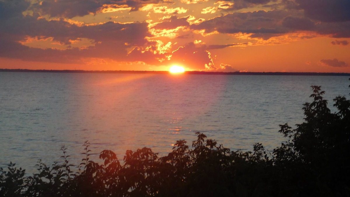 Chilton House | 'Twilight' - Just a few steps down to Lake Winnebago!