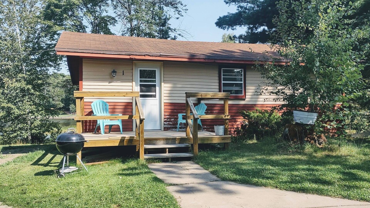 Tomahawk Cabin | Twin Bay Resort Lakeside Cabin 1