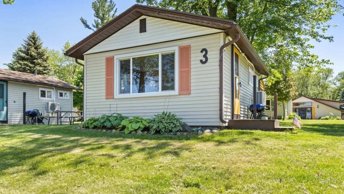 Chippewa Lake Cabin | Twin bed cottage with pickleball court