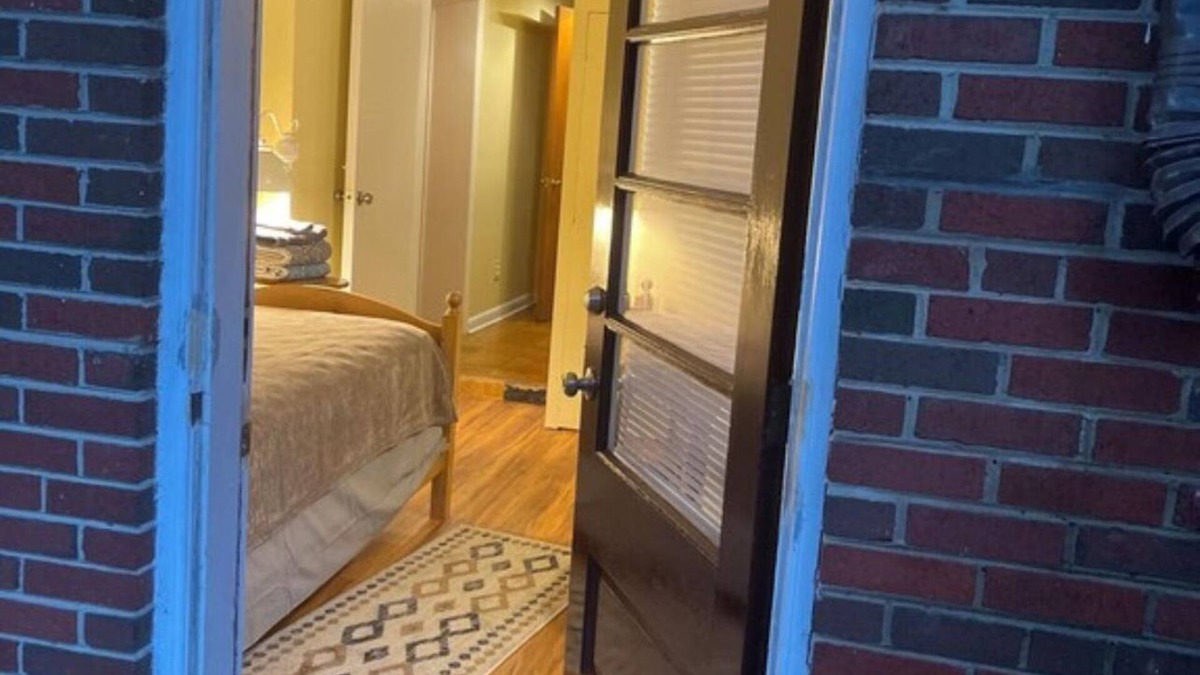 Silver Spring House | TWIN BED, PILLOW, SHOWER, FRIDGE, MW, - 64.
